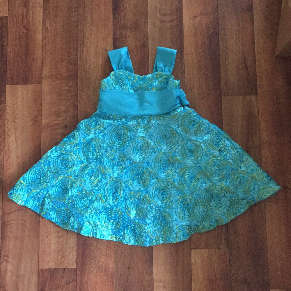 Super cute dress.
